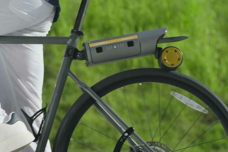 Un kit à galet pour électrifier n'importe quel vélo.