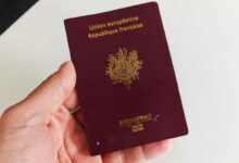 Un passeport Français pour voyager à l'étranger.