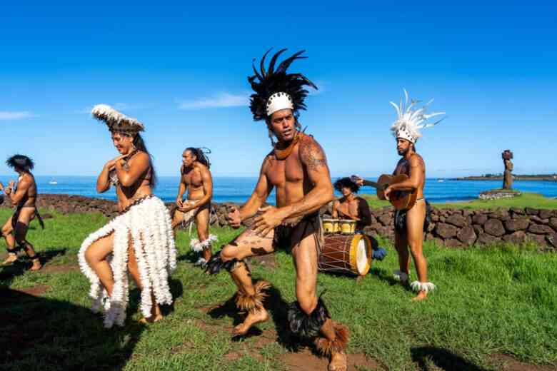 Artistes locaux de l'ile de Pâques effectuant une danse traditionnelle.