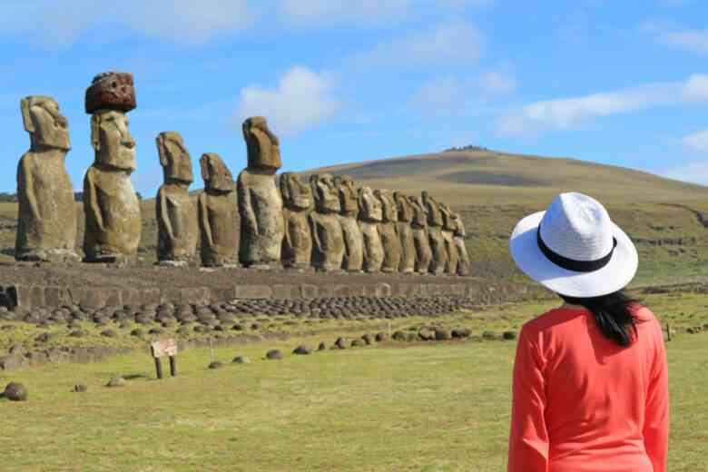 Statues Moai d'Ahu Tongariki sur l'île de Pâques, symboles mondialement connus de cet endroit.