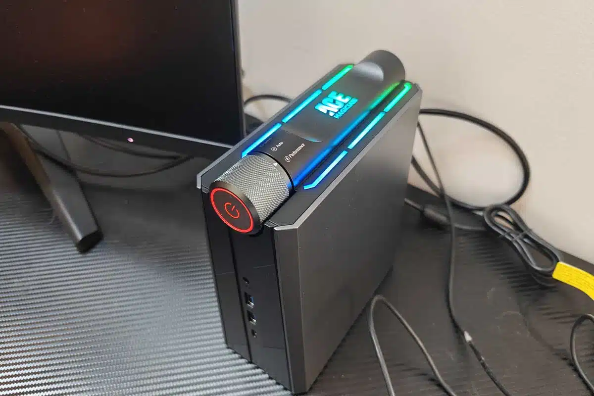 Le mini PC ACEMAGICIAN Mini PC AMD Ryzen 9 6900HX.