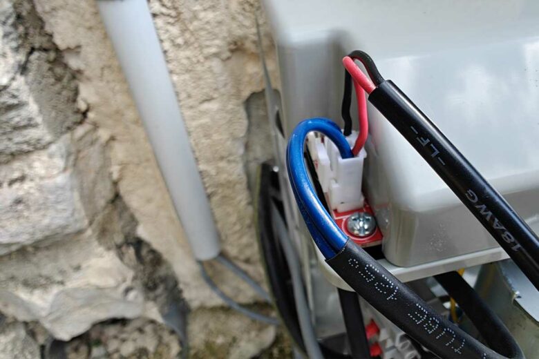 Le branchement du récepteur Wifi sur le 12 V. 