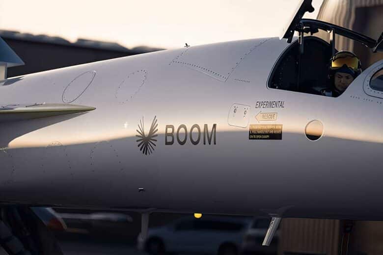 L'avion XB-1 et son pilote d'essai sur la piste.