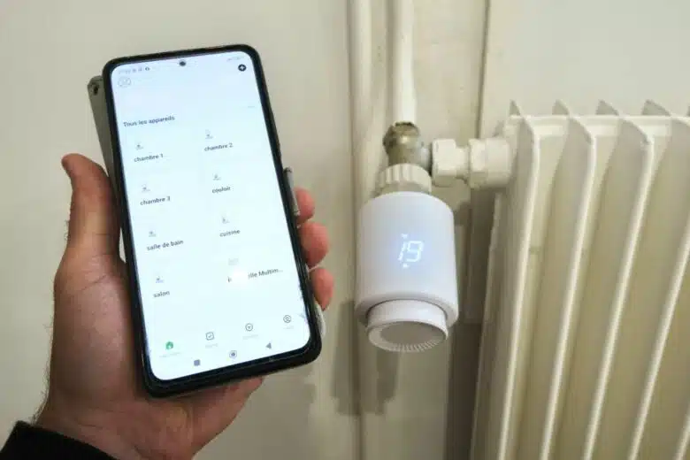 Le thermostat connecté couplé à des têtes thermostatiques permettent de régler la température pièce par pièce dans son logement.