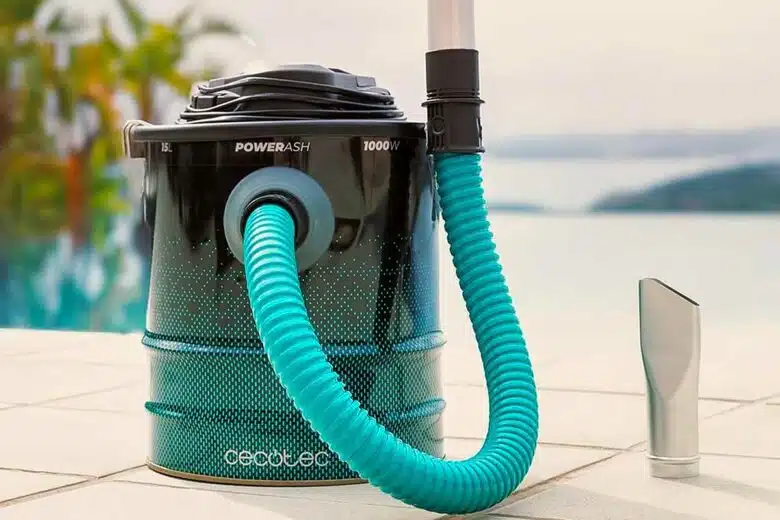 Un aspirateur à cendres pour l'entretien du poêle ou de la cheminée.