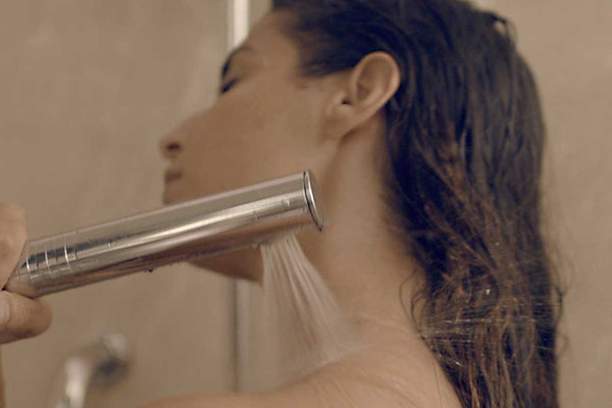 Une femme sous la douche.