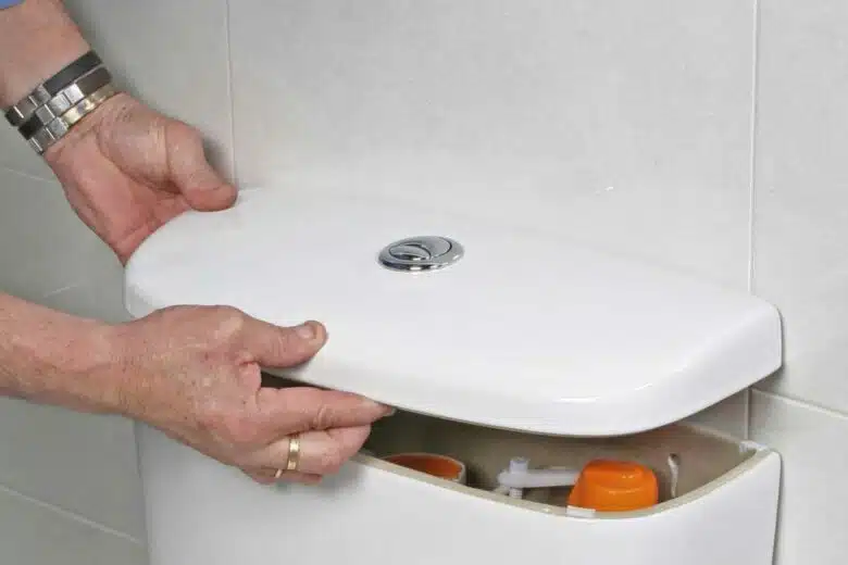 Installer une chasse d'eau à deux entrées est un moyen efficace d'utiliser moins d'eau en fonction de l'utilisation de vos toilettes.