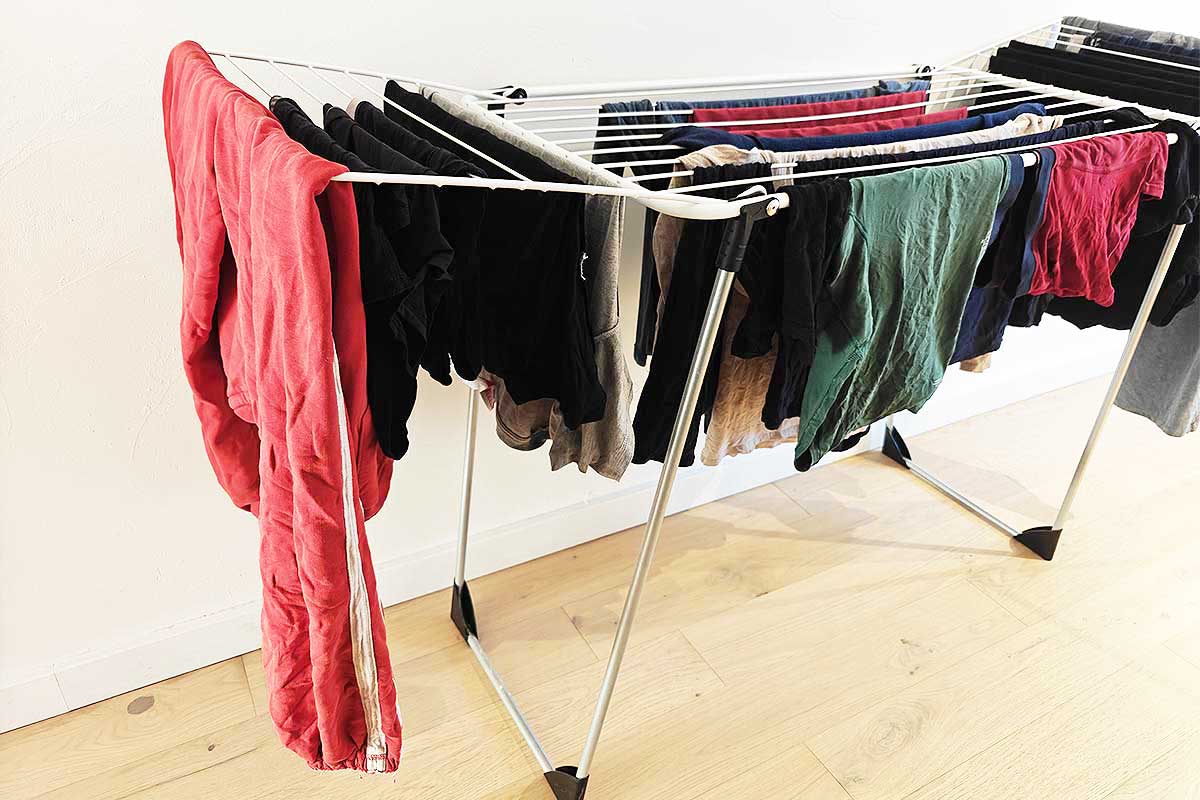 Les japonais utilisent une méthode appelée arc-en-ciel pour disposer leur linge sur un étendoir.