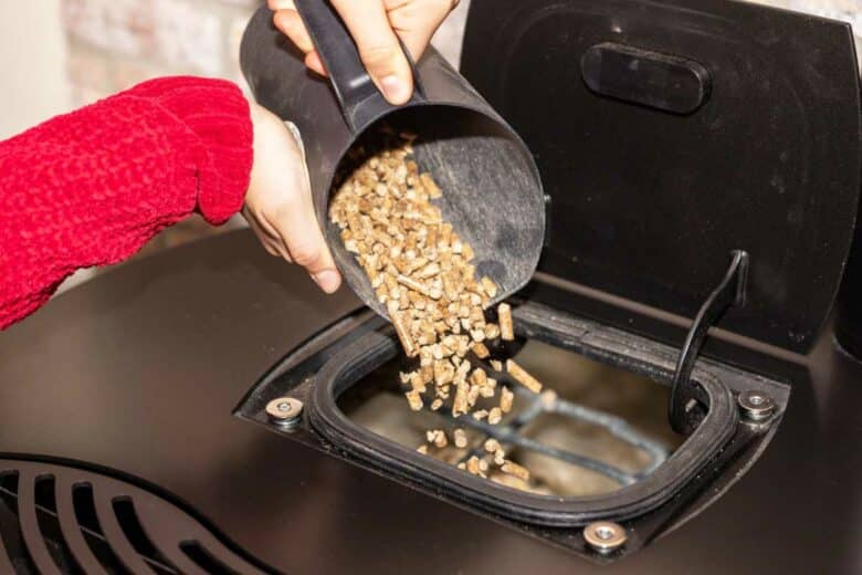 Remplissage de trémie de poêle avec des pellets.