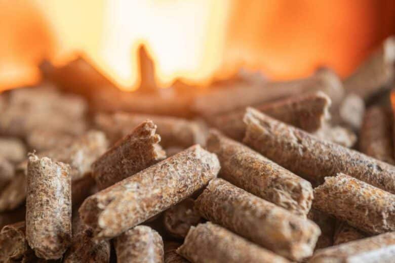 Pellets de bois en gros plan dans un feu.