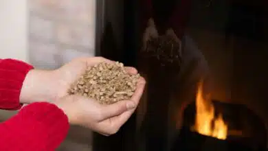 Des granulés de ramonage devant un poêle en fonctionnement.