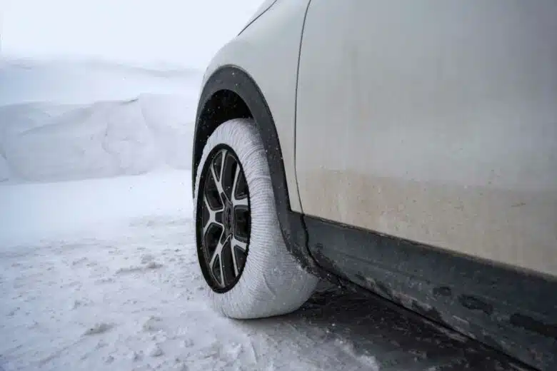 La loi Montagne oblige à disposer d'équipements spécifiques comme des chaussettes, des chaines ou des pneus neige pour rouler dans certaines zones.