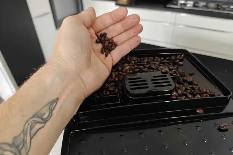 Un réservoir à grain d'une machine à café.