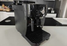 Une machine à café en grains.