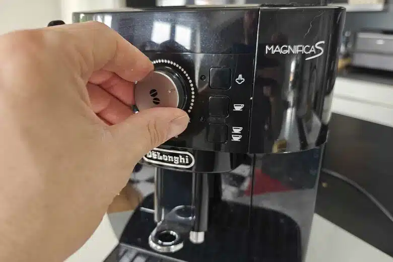 Réglage de l'intensité du café sur une machine à grains.