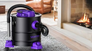 Aspirateur pour cendres devant une cheminée.