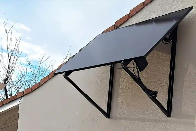 Avec son support inclinable, vous avez la possibilité d'installer le kit solaire Mecafer sur un mur, au sol ou sur un toit.