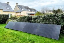 Une série de kits solaires branchés dans le jardin pour produire de l'électricité.