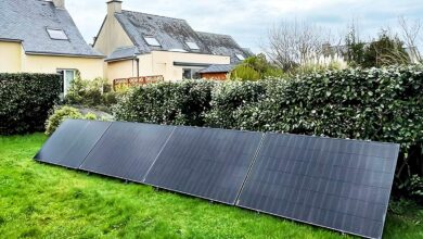 Une série de kits solaires branchés dans le jardin pour produire de l'électricité.