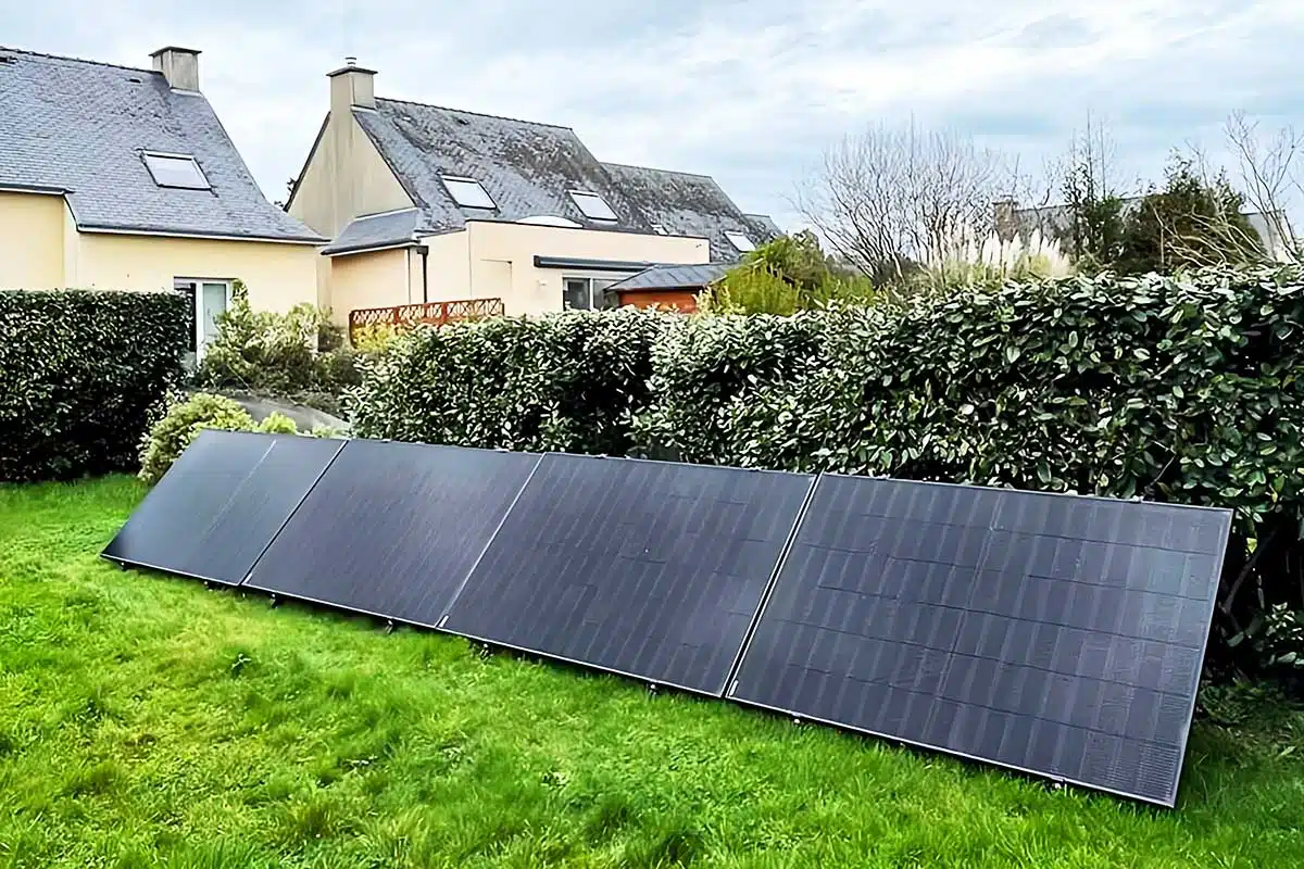 Une série de kits solaires branchés dans le jardin pour produire de l'électricité.