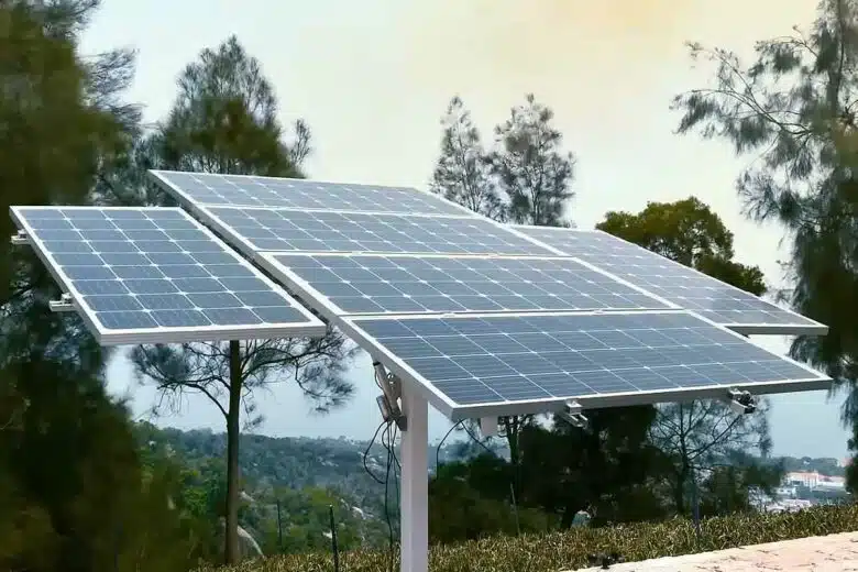 Panneaux solaires montés sur un tracker.