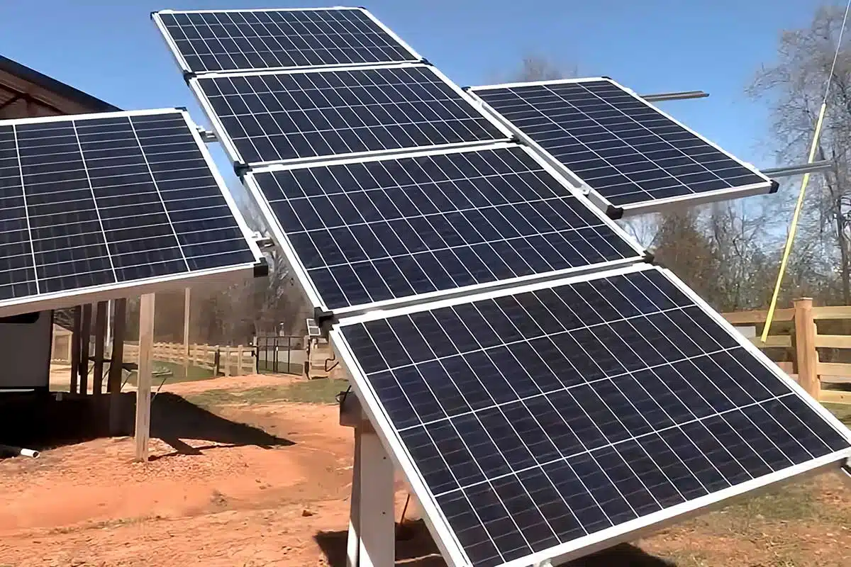 Un tracker solaire avec six panneaux solaires installés.