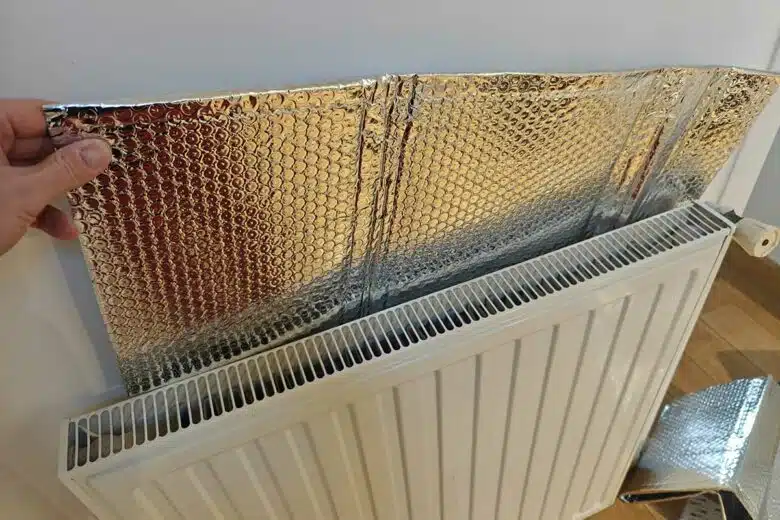 La feuille se place entre le mur et le dos du radiateur.