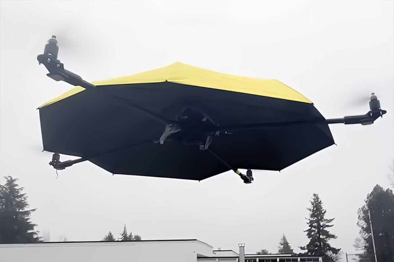 Il crée un parapluie volant piloté par un drone.