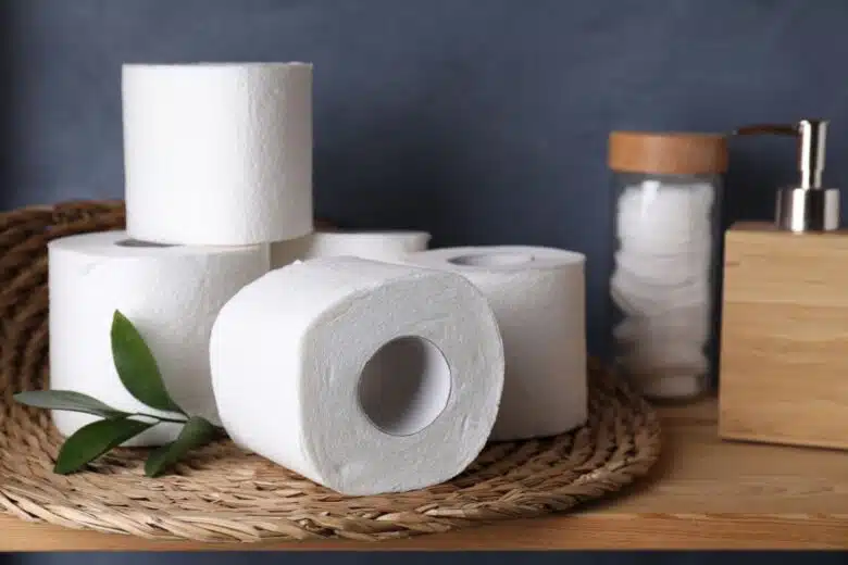 Des rouleaux de papier toilette.