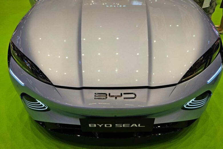 Capot d'une BYD Seal lors d'un salon automobine.