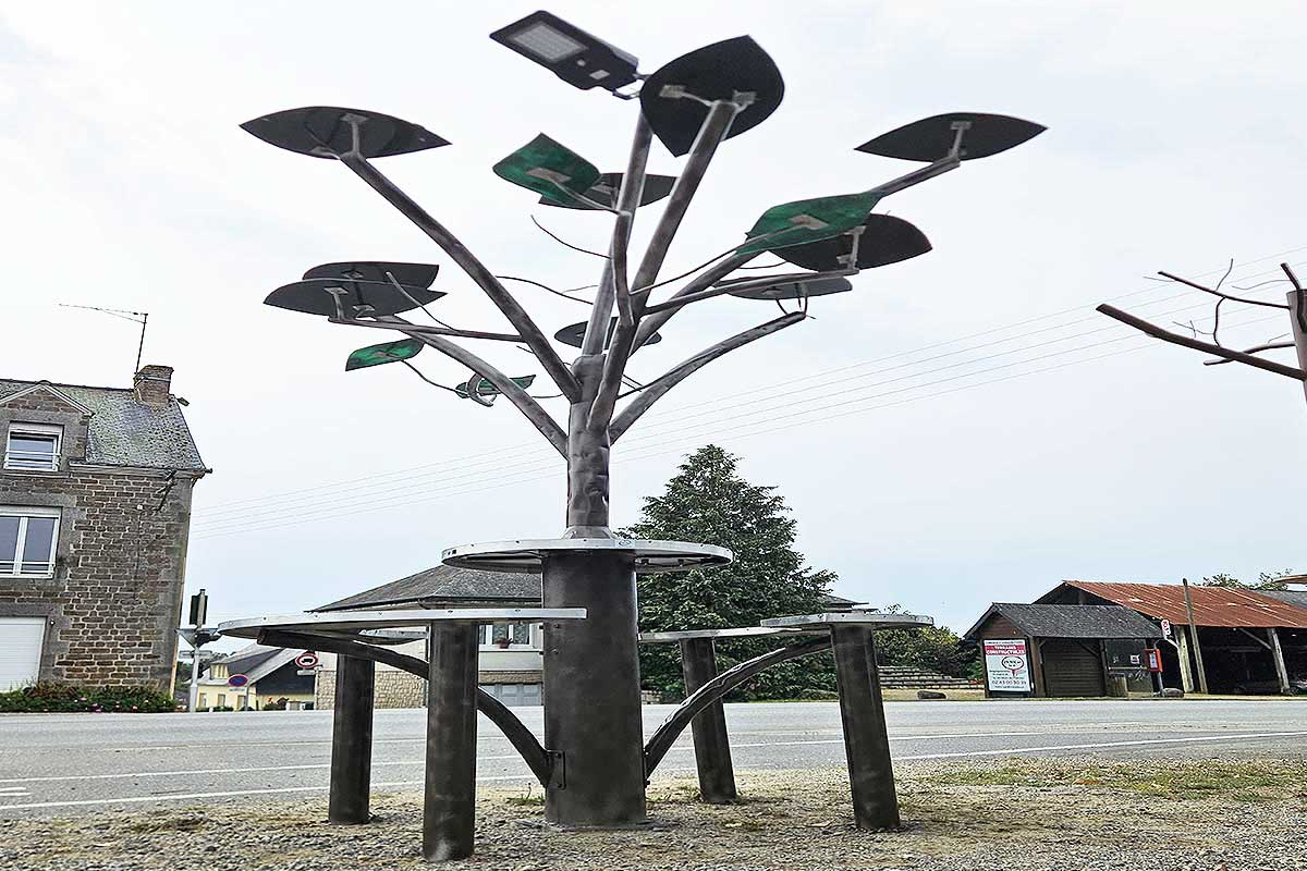 Un arbre solaire qui permet de recharger ses appareils électroniques.