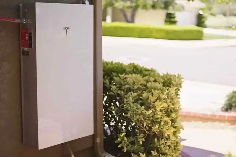 Une batterie résidentielle Tesla Powerwall installée sur le mur d'une habitation aux USA.