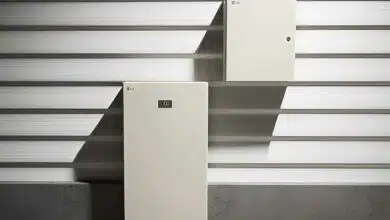 Batterie résidentielle LG montée sur un mur extérieur.