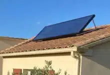 Un capteur solaire sur une toiture pour un chauffage d'appoint autonome.