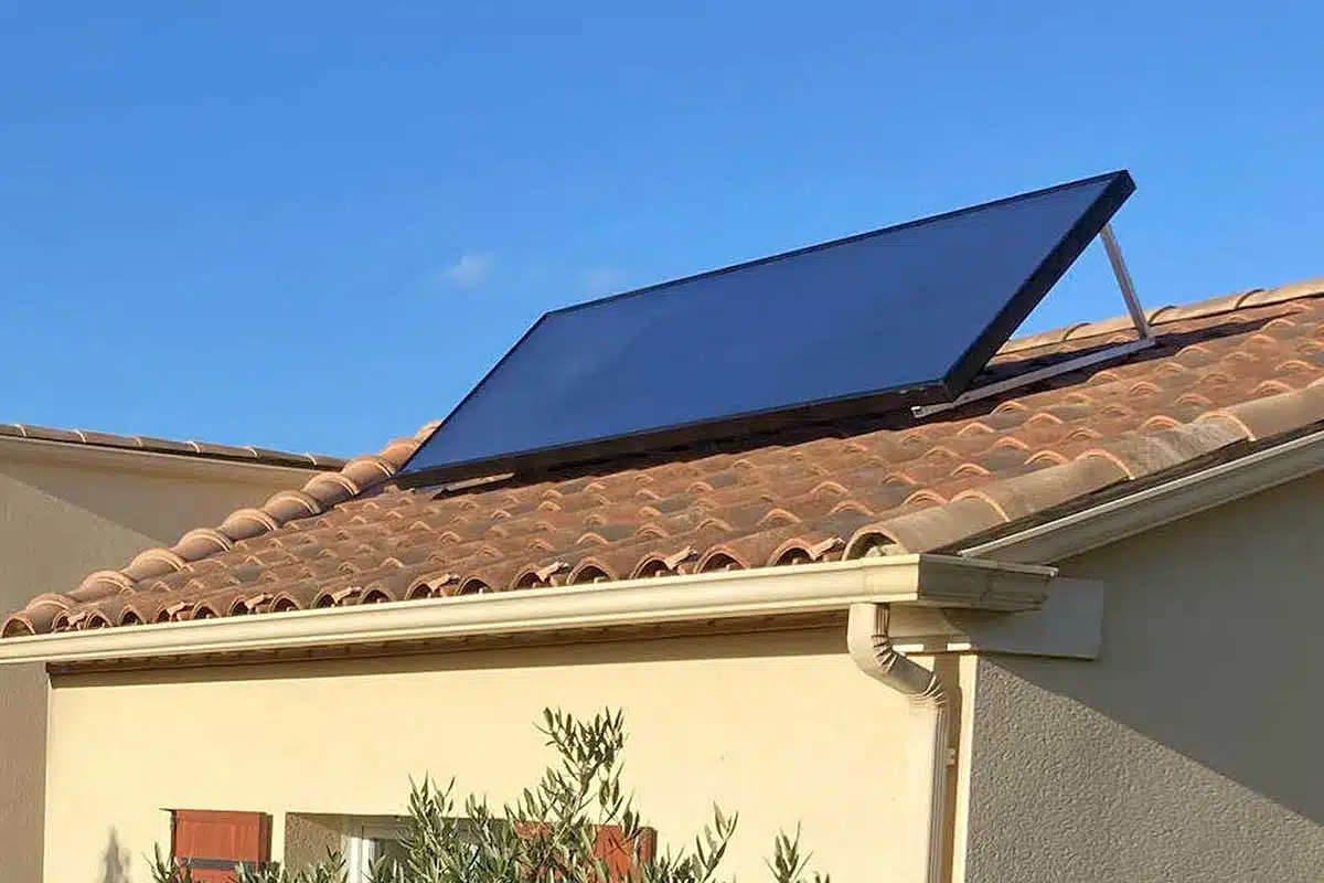 Un capteur solaire sur une toiture pour un chauffage d'appoint autonome.