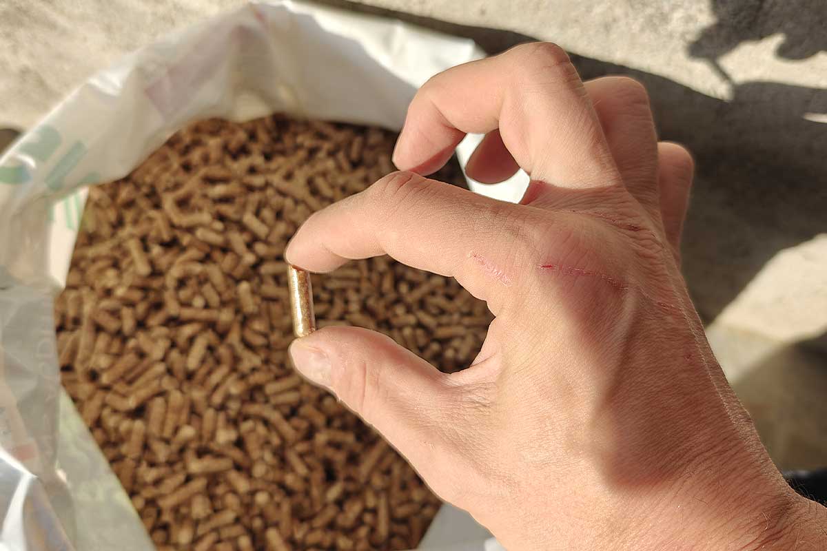 Des pellets fabriqués à partir de la biomasse de chanvre.