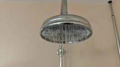 Un pommeau de douche fixe qui coule.