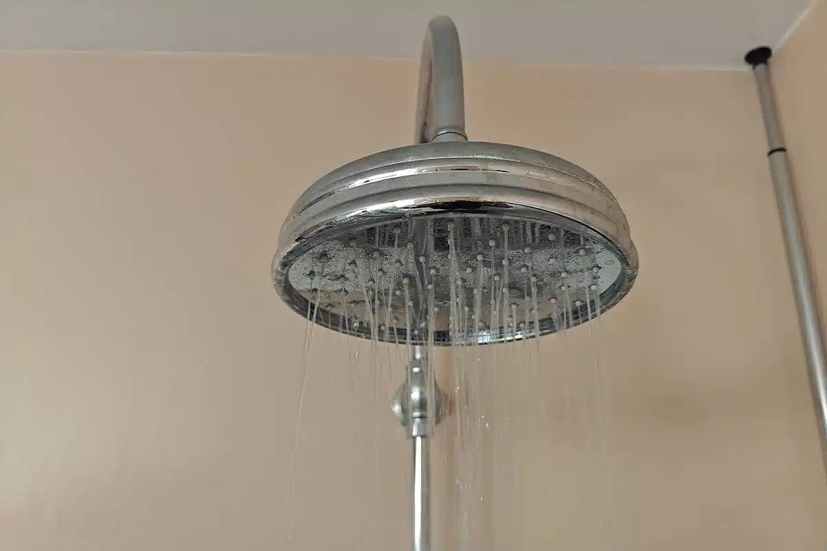 Un pommeau de douche fixe qui coule.