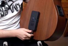 Un boitier qui s'installe derrière la guitare acoustique et qui permet d'avoir des effets.