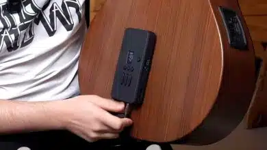 Un boitier qui s'installe derrière la guitare acoustique et qui permet d'avoir des effets.