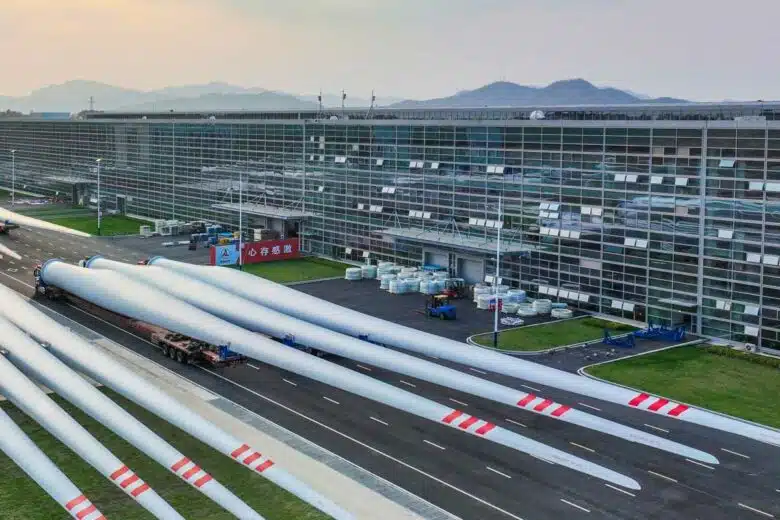 Les pales de cette éolienne géante font plus de 130 m de long et sont la preuve du gigantisme de ce projet.