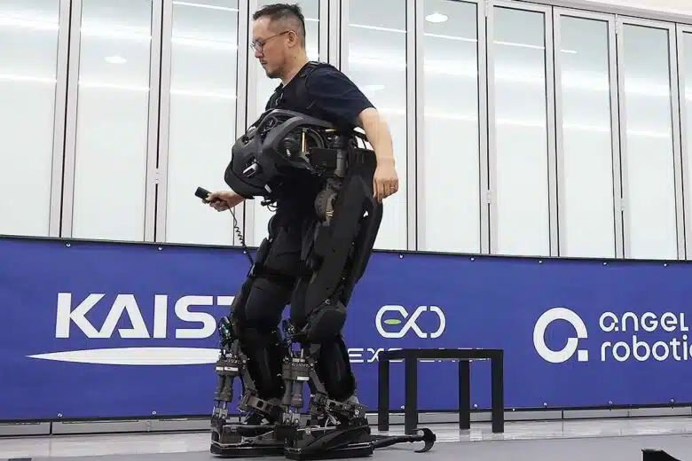 Le patient équipé de l'exosquelette marche seul.