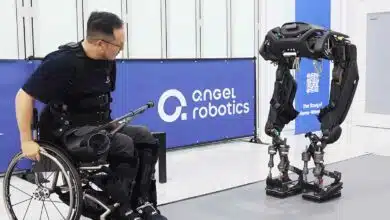 Un exosquelette qui se déplace jusqu'à l'utilisateur.