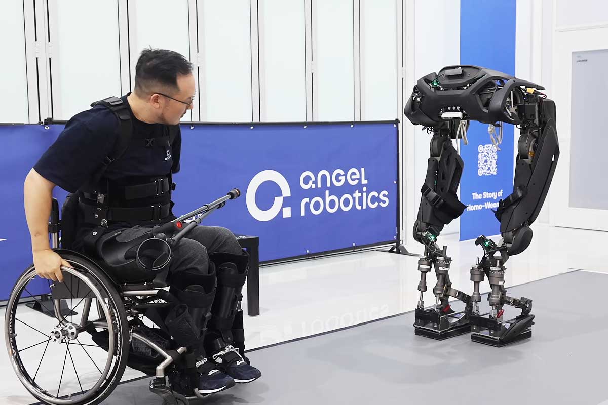 Un exosquelette qui se déplace jusqu'à l'utilisateur.