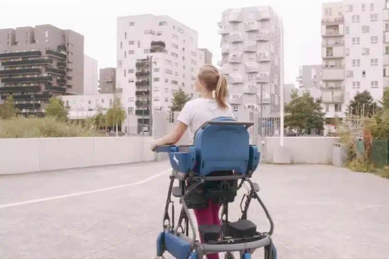 Oxilio est à mi chemin entre un fauteuil roulant et un exosquelette, il permet à des patients de retrouver une certaine forme de mobilité.