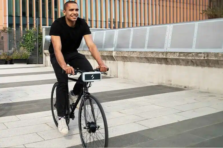 Un homme sur un vélo équipé d'un kit de conversion Swytch Bike.