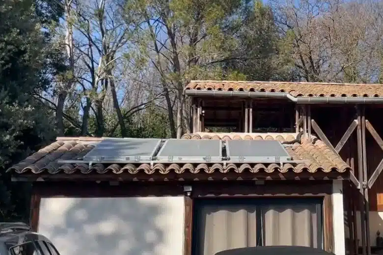 Des panneaux pour chauffe-eau solaire DIY installés sur une toiture.