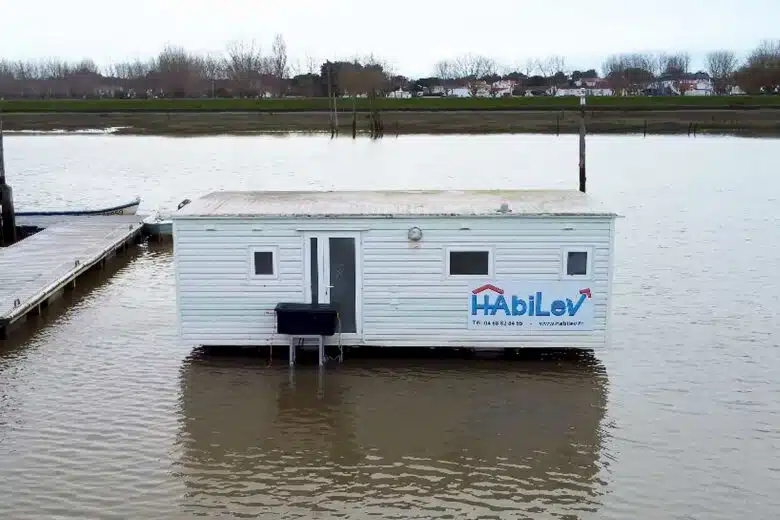 Un mobil home qui sert pour les tests des vérins hydrauliques.