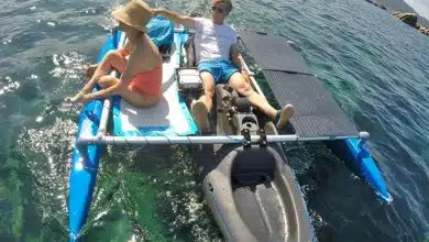 Un kayak solaire avec deux modes de propulsion.