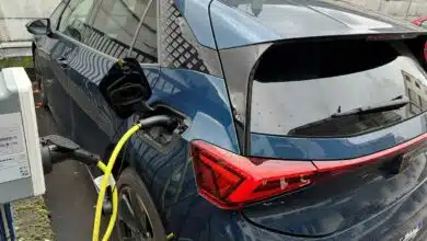 Un véhicule électrique en charge.